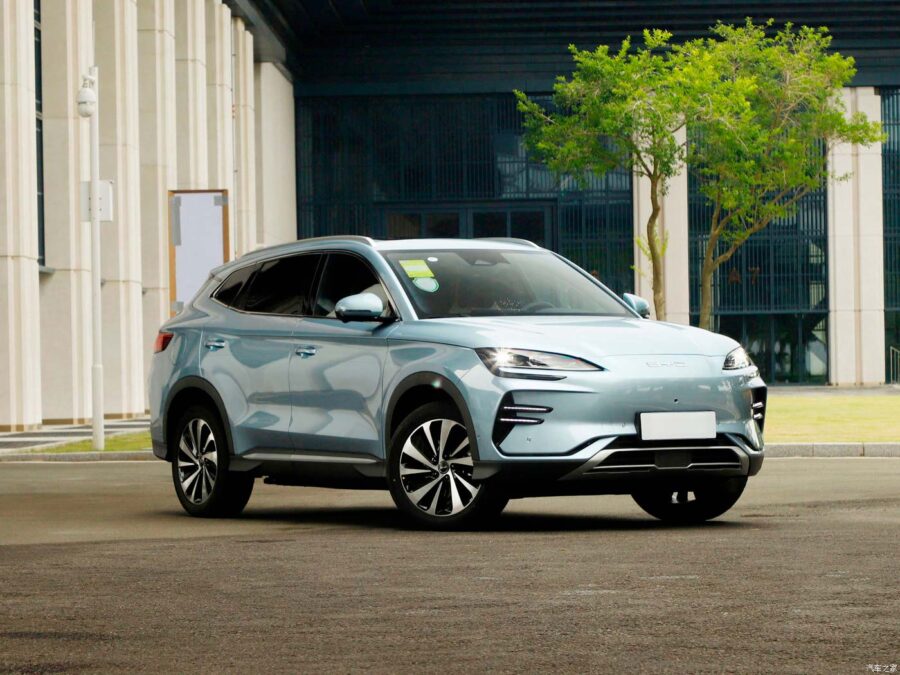 Электромобиль BYD Song PLUS EV 605 KM Flagship Plus, вид спереди, справа