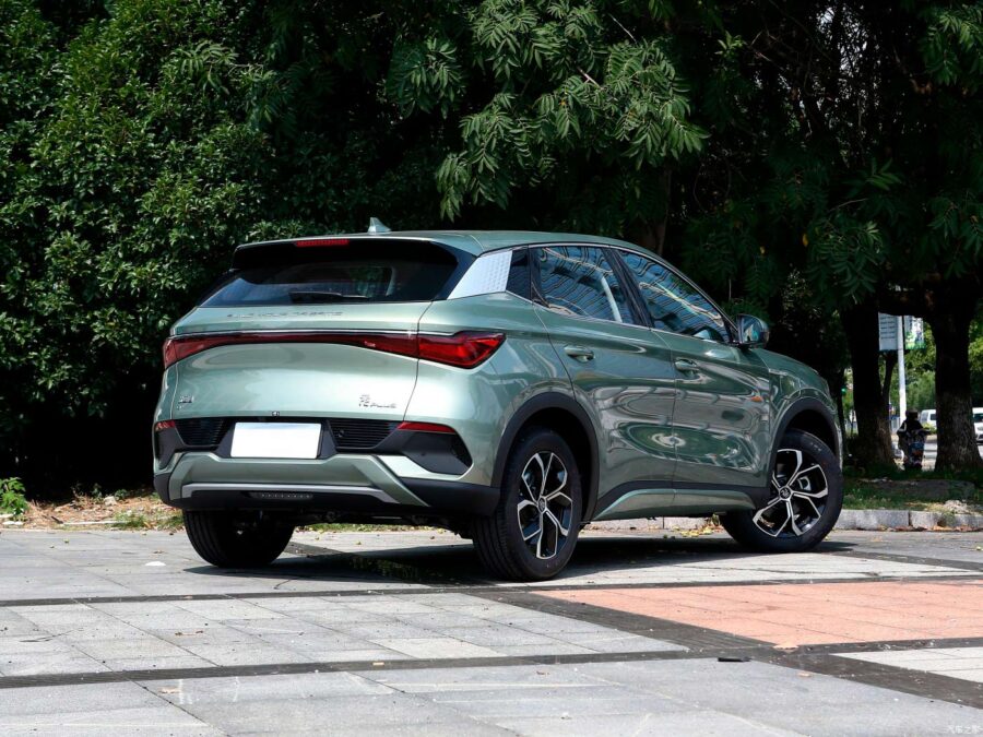 Электромобиль BYD Yuan Plus 510 KM Flagship, вид сзади, справа